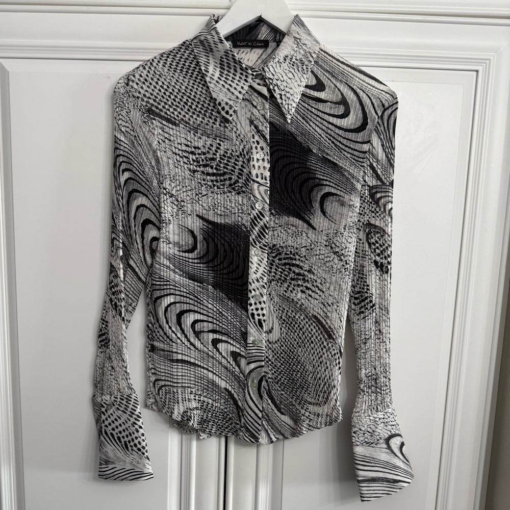 NWT Violet & Claire Medium Black Grey White Print Long Sleeve Button Down Blouse